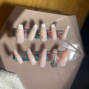 Press on sets now available. Comes with nail glue.